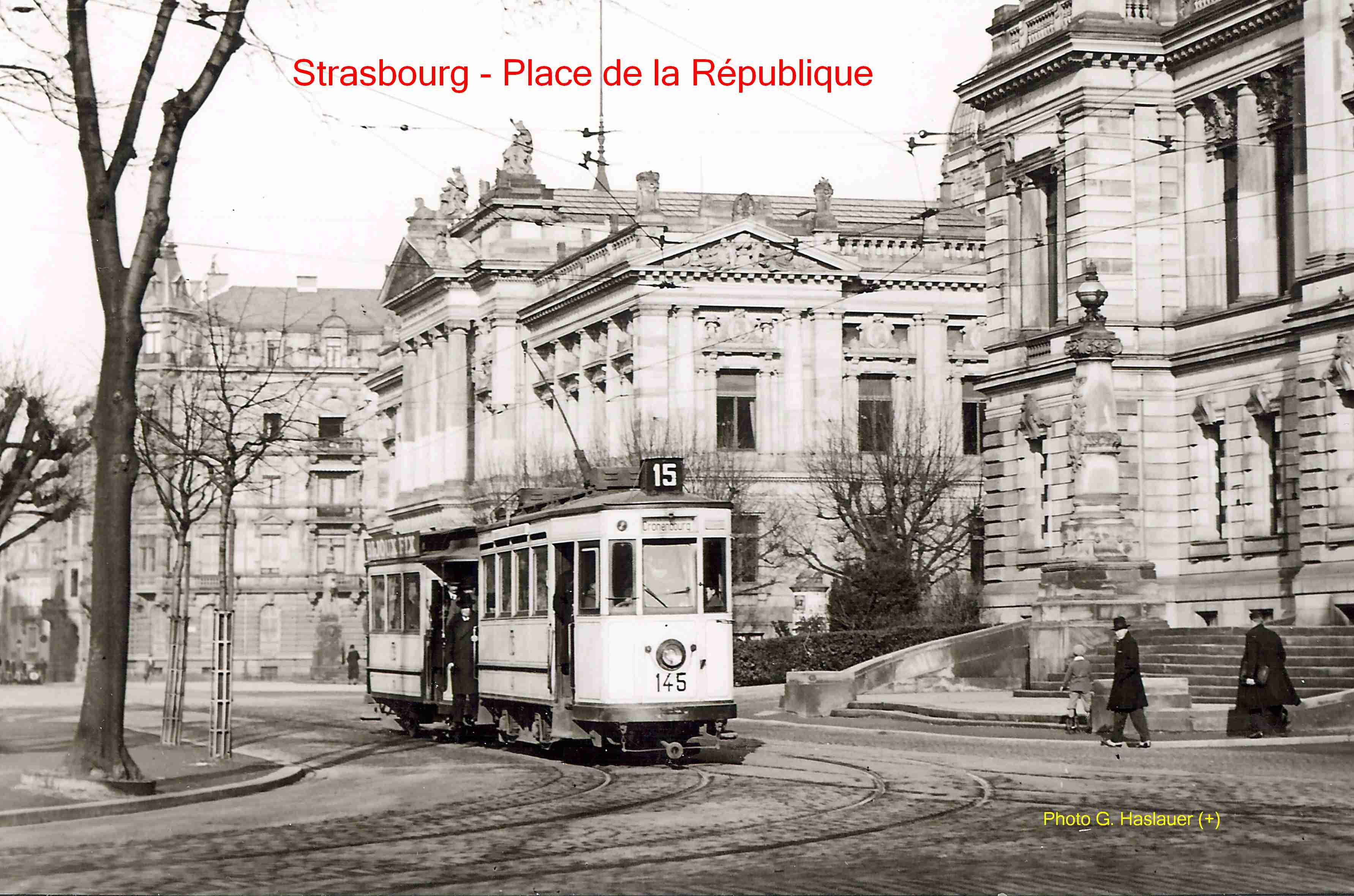 La motrice n° 145 et une remorque sur laligne 15, passe devant le Théâtre.